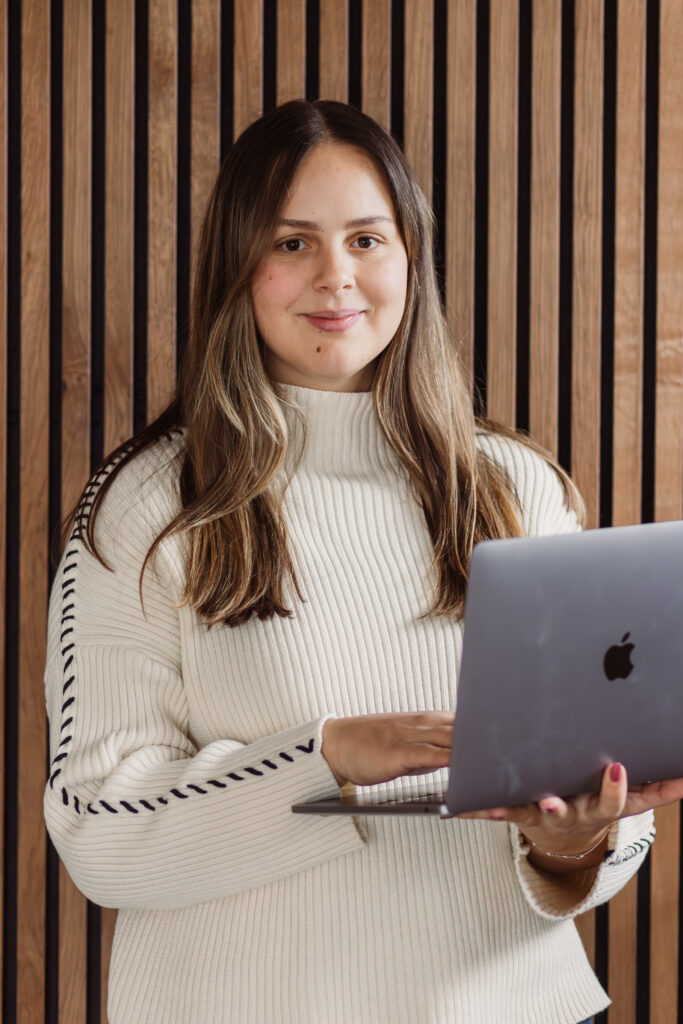 Online marketeer Amber aan het werk achter laptop.