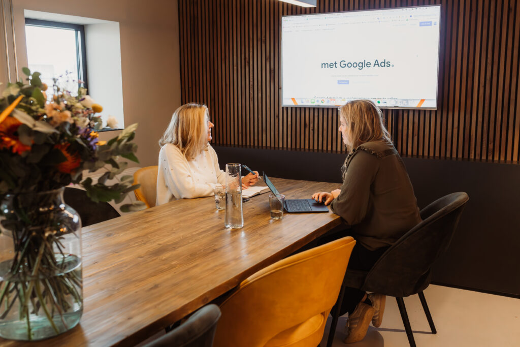 Chelsey online marketing specialist en klant bespreken de resultaten van afgelopen periode.