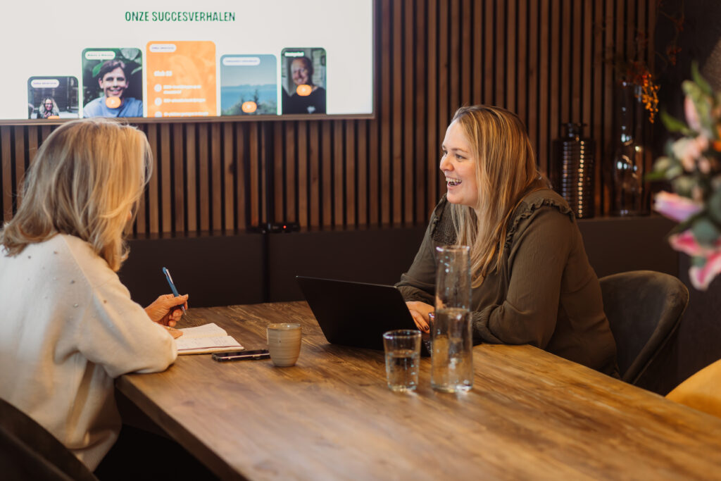Chelsey online marketing specialist en klant bespreken de resultaten van afgelopen periode.