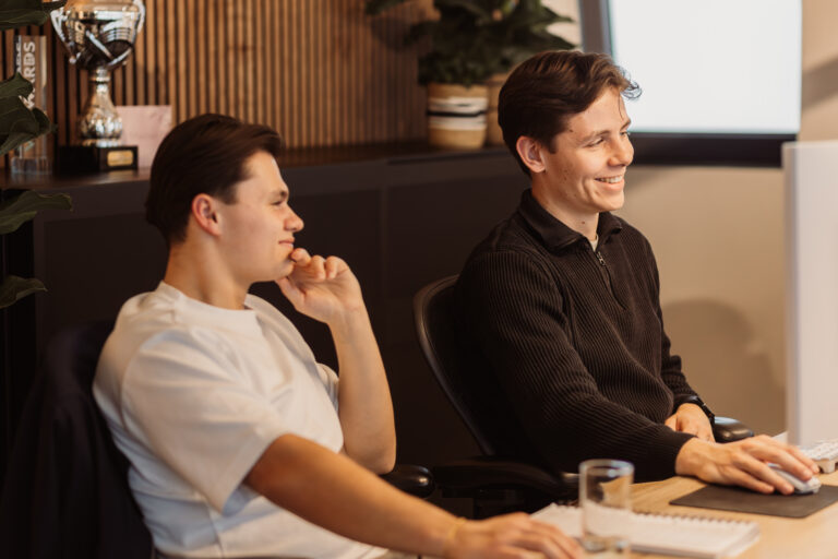 Tom en Mick online marketeers werken samen aan online resultaten.