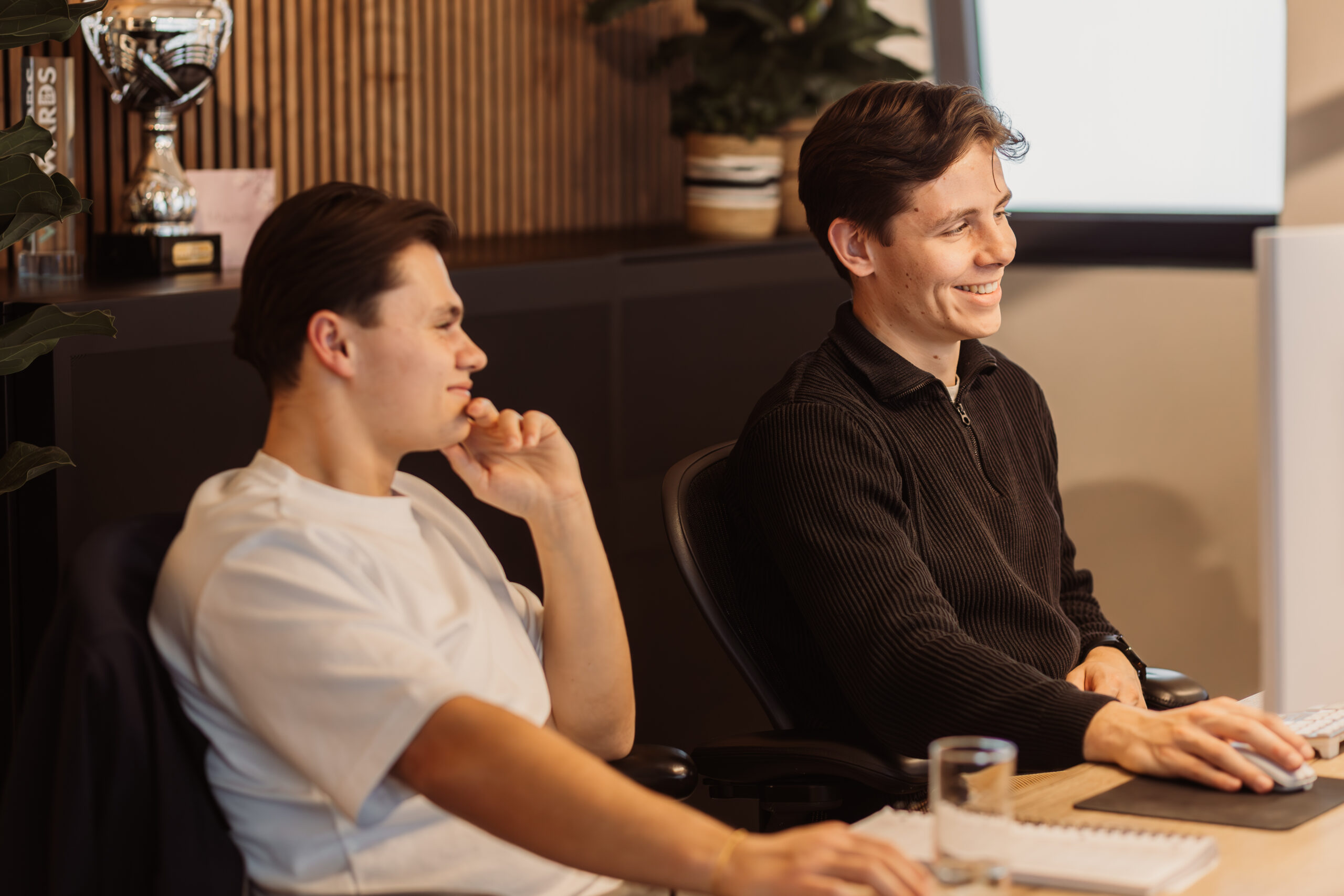 Tom en Mick online marketeers werken samen aan online resultaten.