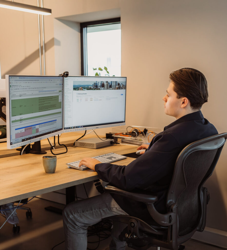 Mick online marketing speciliast aan het werk achter pc