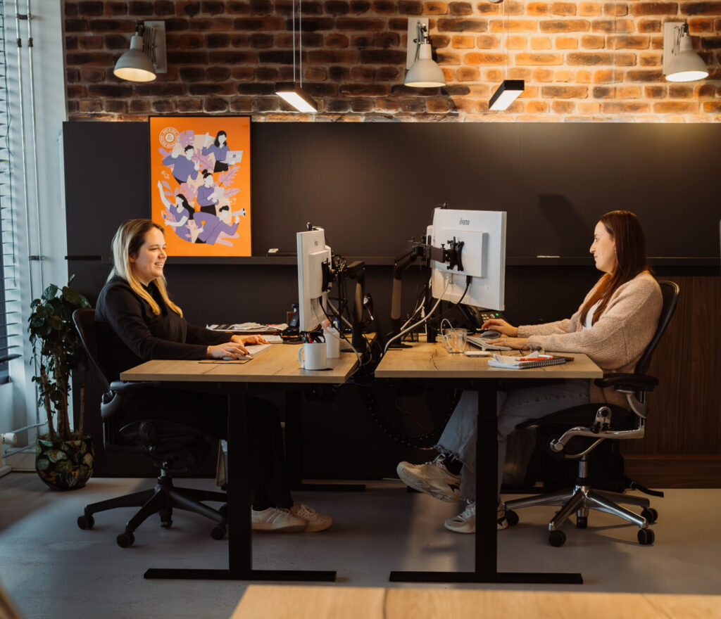 Chelsey en Karin online marketeers, werken aan SEO en Google ads campagnes.