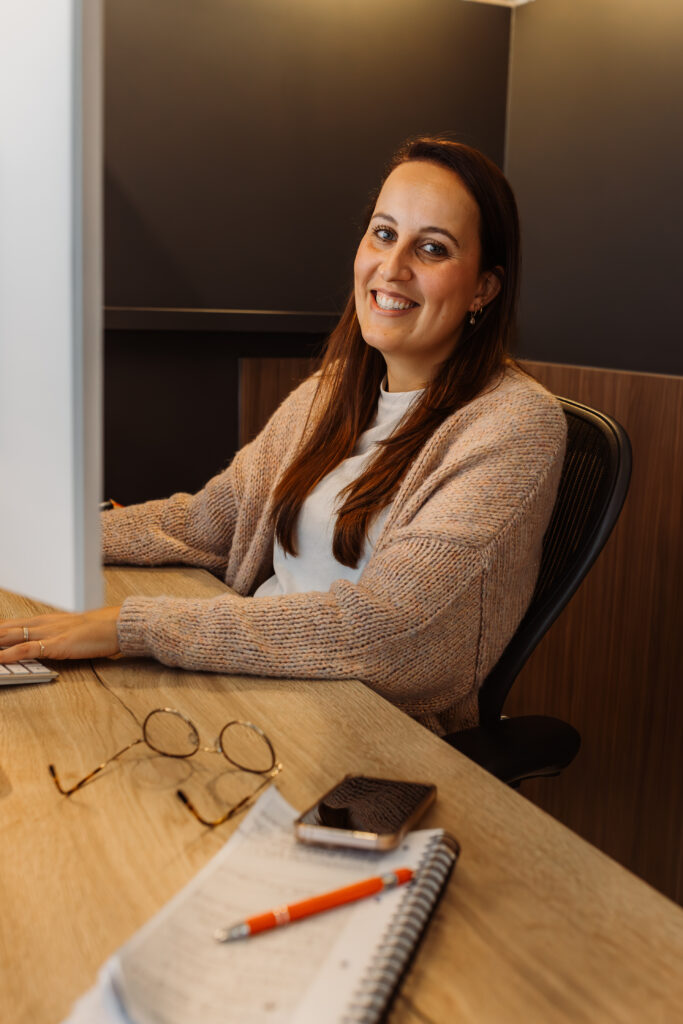Karin online marketing specialist werkt aan campagnes achter haar pc.