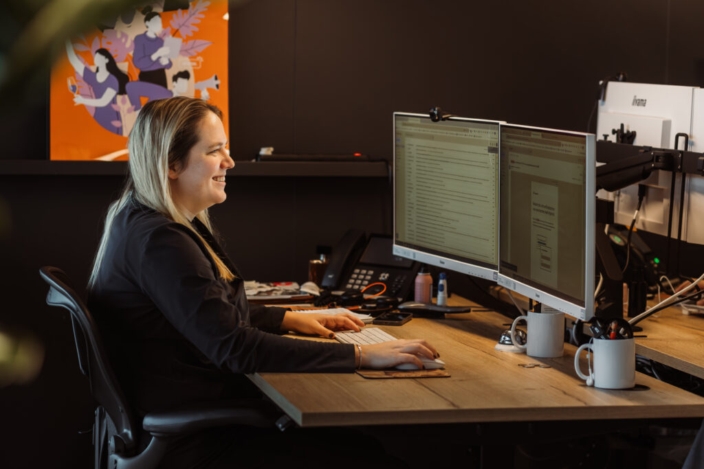 Chelsey online marketeer werkt aan campagnes achter haar pc.