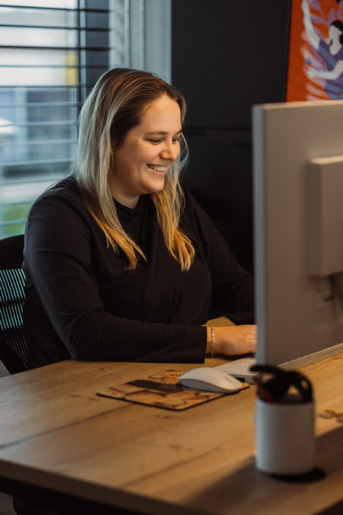 Chelsey online marketeer werkt aan campagnes achter haar pc.