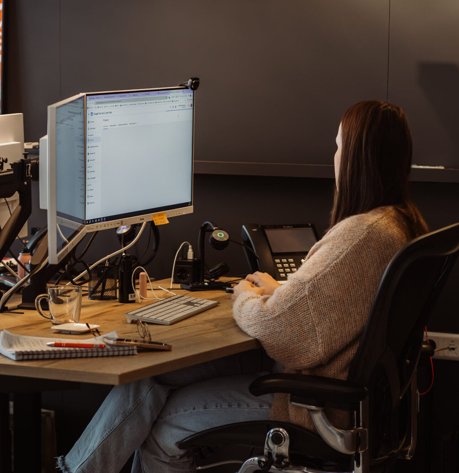 Karin online marketing specialist aan het werk aan campagnes.