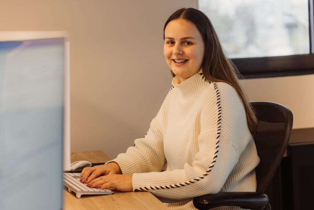 Amber online marketing specialist aan het werk aan campagnes.