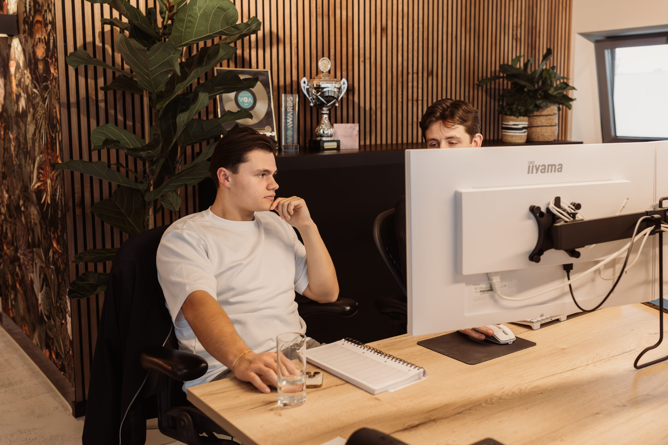 Mick en Tom online marketeers werken achter pc.