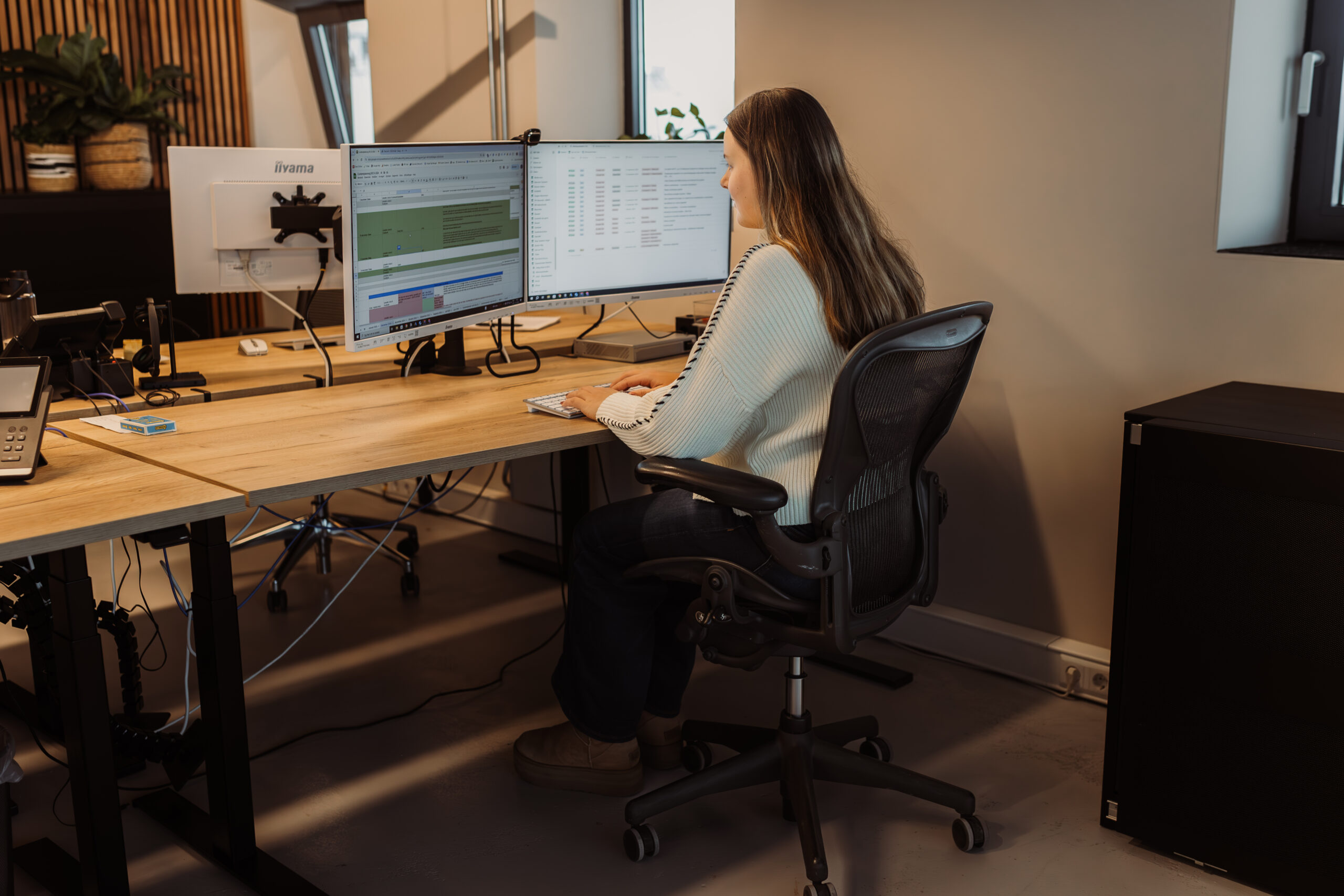 Amber online marketeer werkt achter haar pc