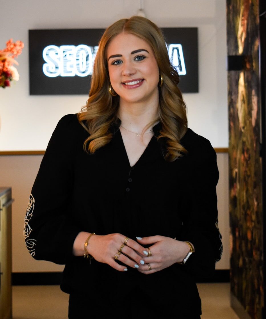 Foto van Shannon voor SEO&SEA logo bord